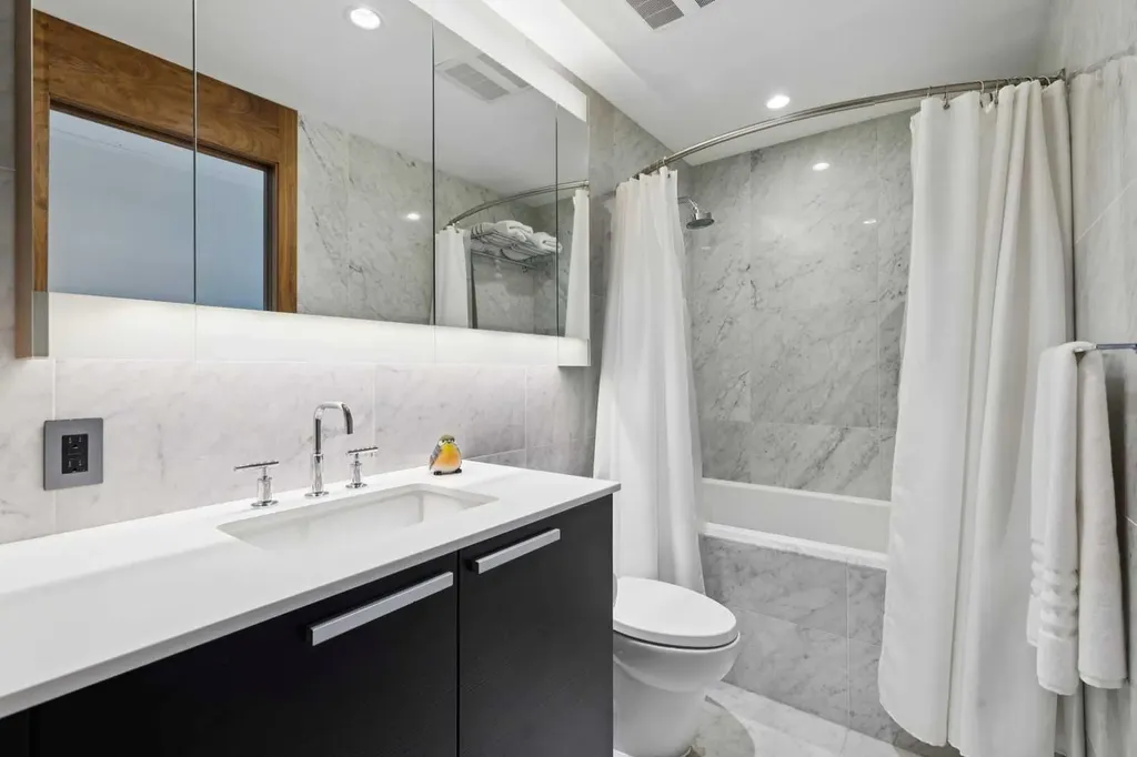 738 1 Avenue SW Calgary AB T2P 5G8
