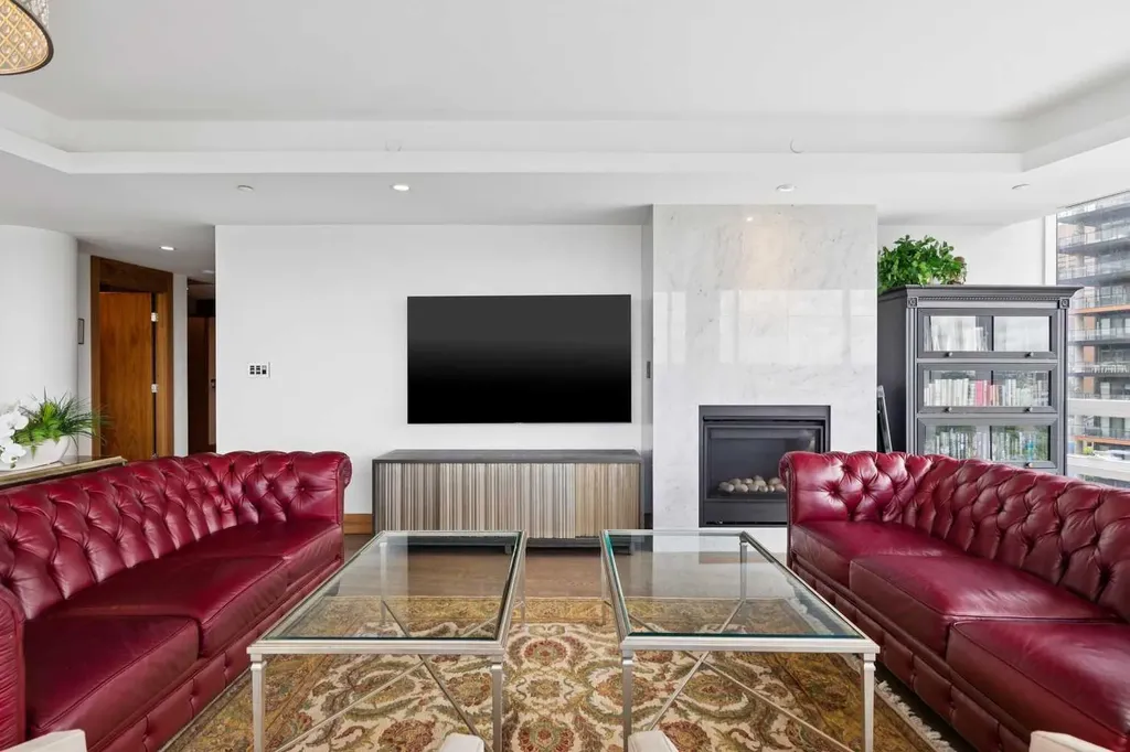 738 1 Avenue SW Calgary AB T2P 5G8