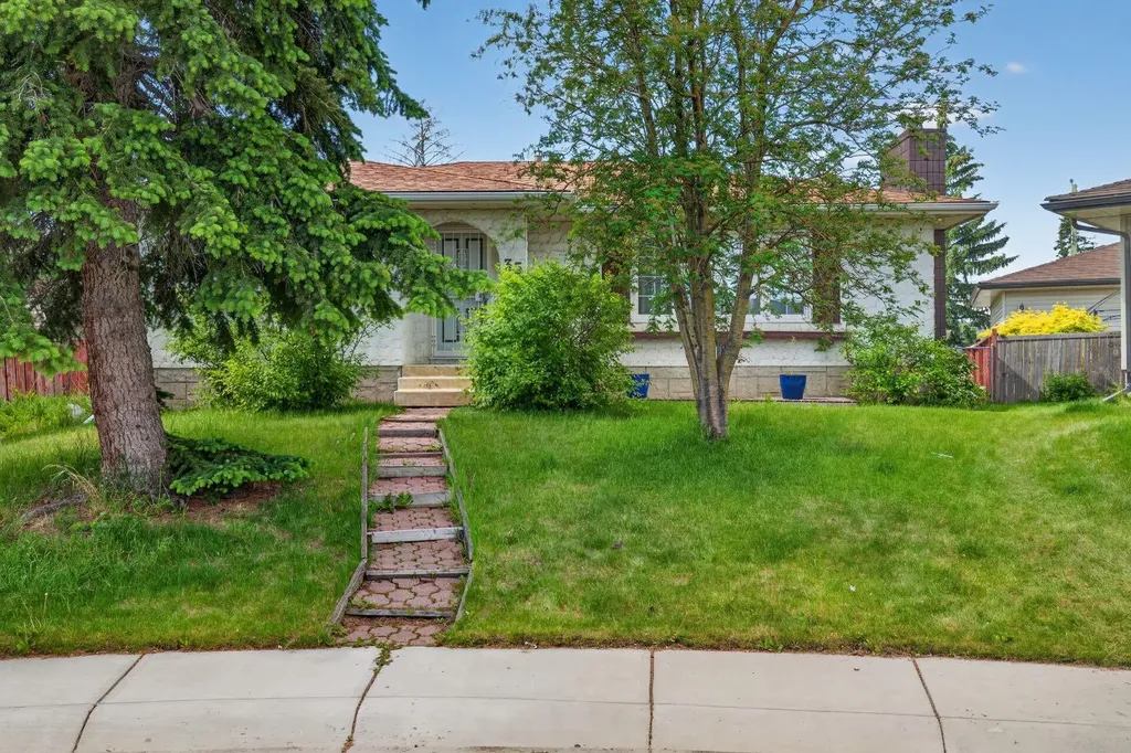 35 Penworth Place SE Calgary AB T2A4G4