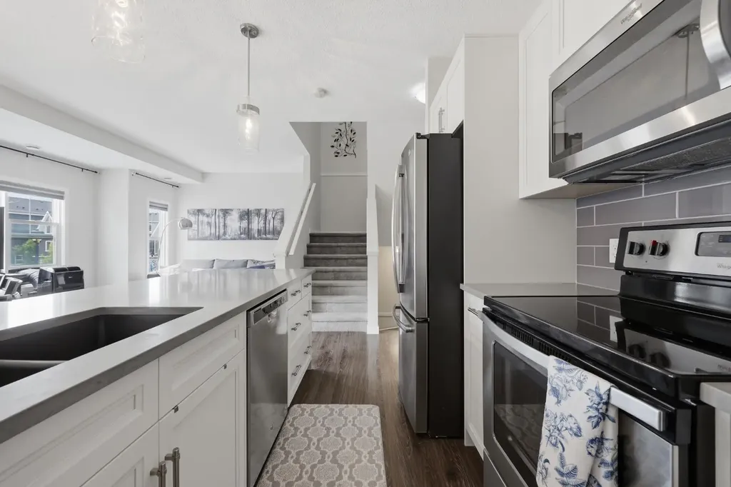 250 Fireside View Cochrane AB T4C2M2