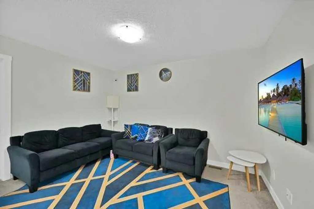 241 Midgrove Mews SW Airdrie AB T4B 5K8