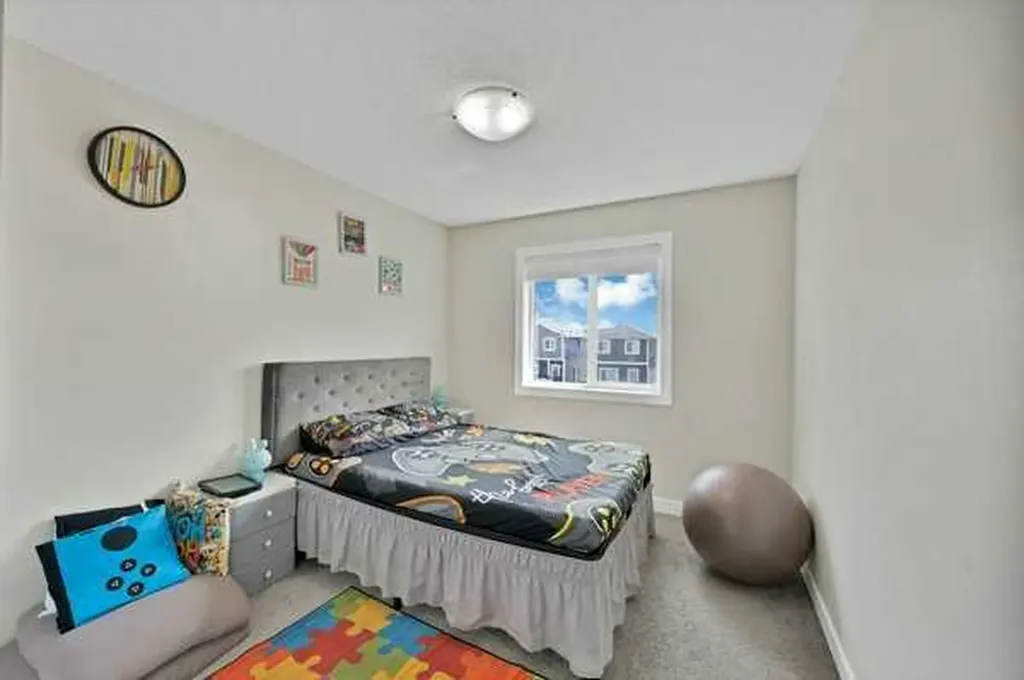 241 Midgrove Mews SW Airdrie AB T4B 5K8