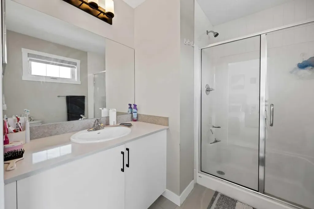 241 Midgrove Mews SW Airdrie AB T4B 5K8