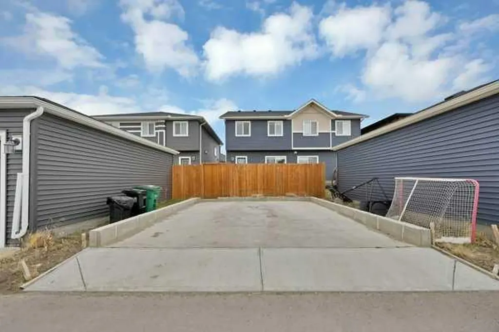 241 Midgrove Mews SW Airdrie AB T4B 5K8