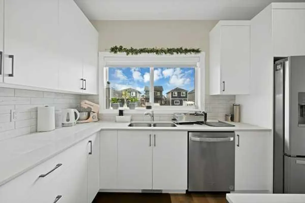 241 Midgrove Mews SW Airdrie AB T4B 5K8