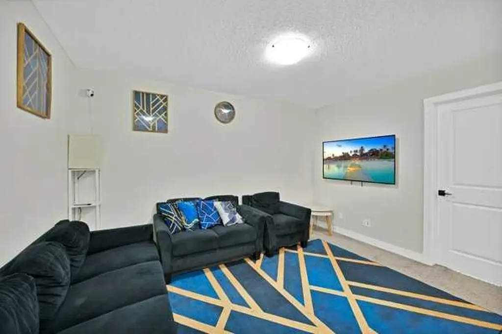 241 Midgrove Mews SW Airdrie AB T4B 5K8