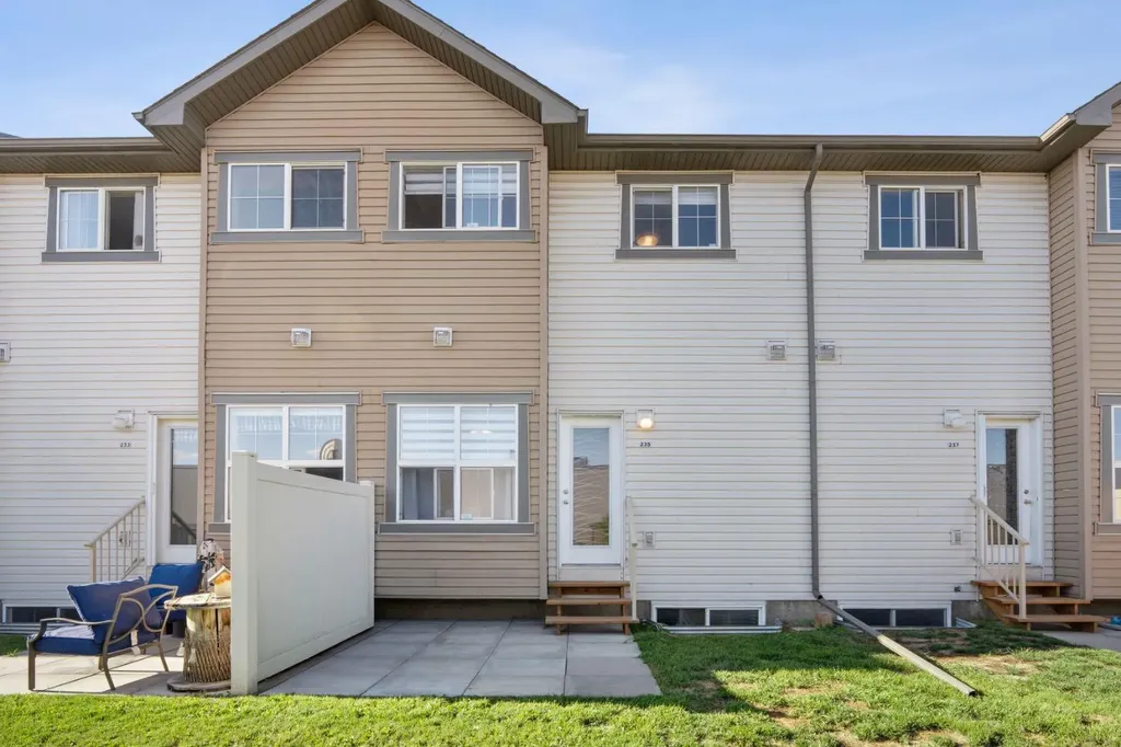 235 Ranch Ridge Meadow Strathmore AB T1P 0A9