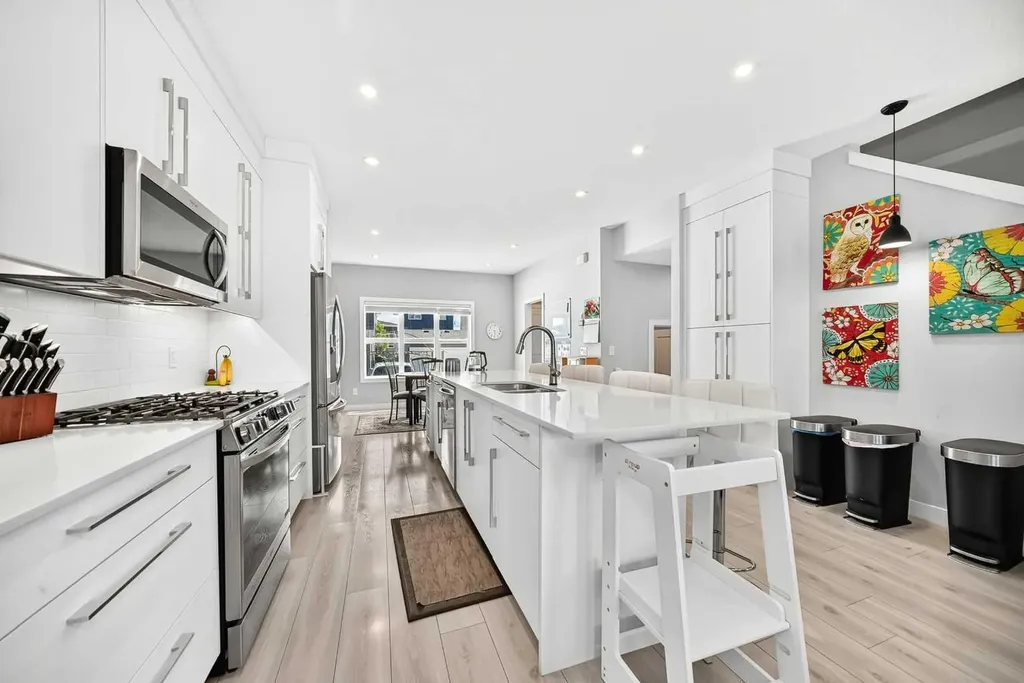 456 West Lakeview Drive Chestermere AB T1X 2A4