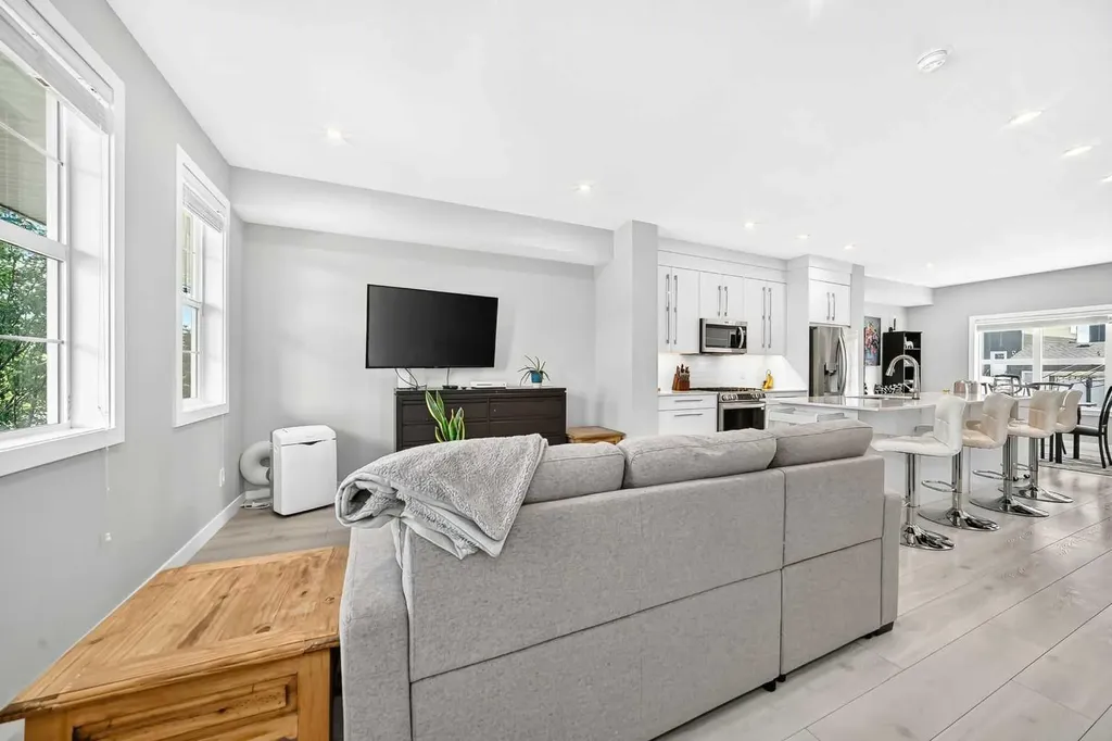 456 West Lakeview Drive Chestermere AB T1X 2A4
