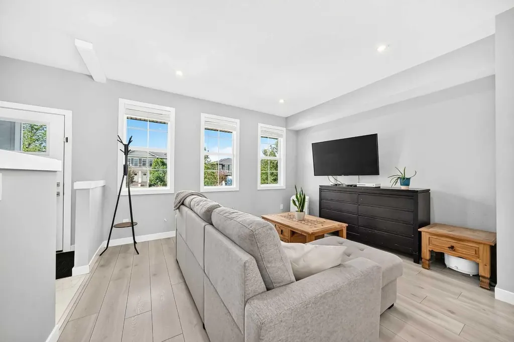 456 West Lakeview Drive Chestermere AB T1X 2A4