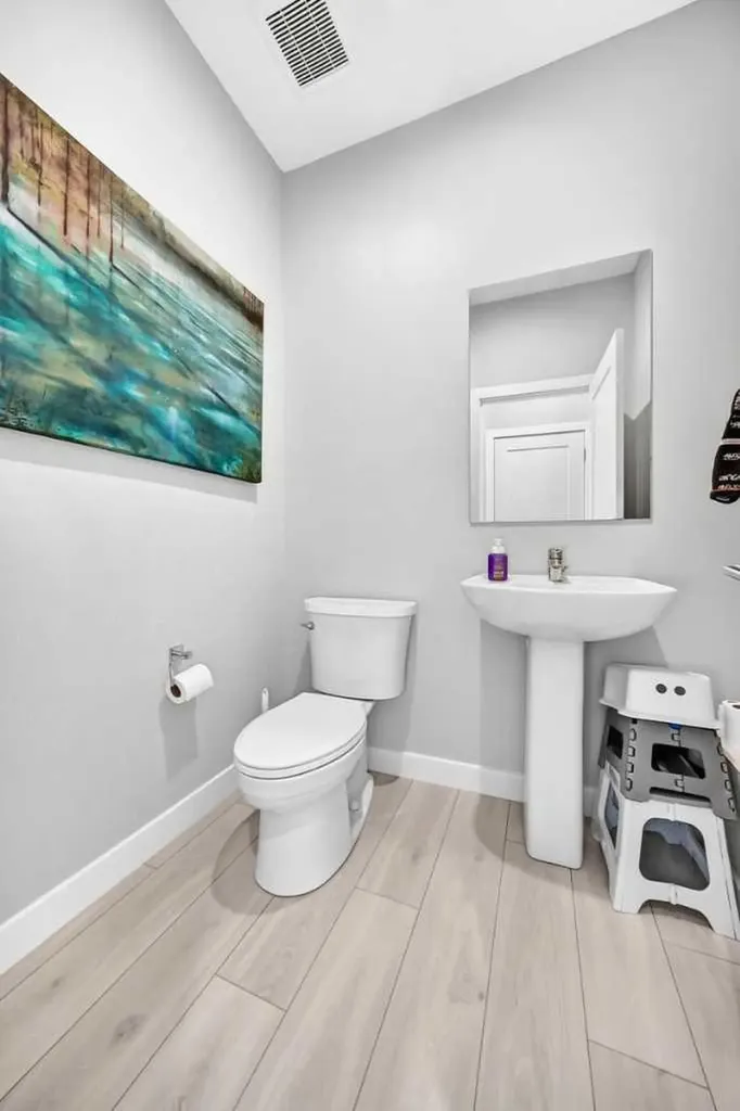 456 West Lakeview Drive Chestermere AB T1X 2A4