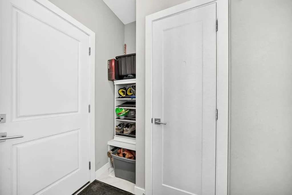 456 West Lakeview Drive Chestermere AB T1X 2A4