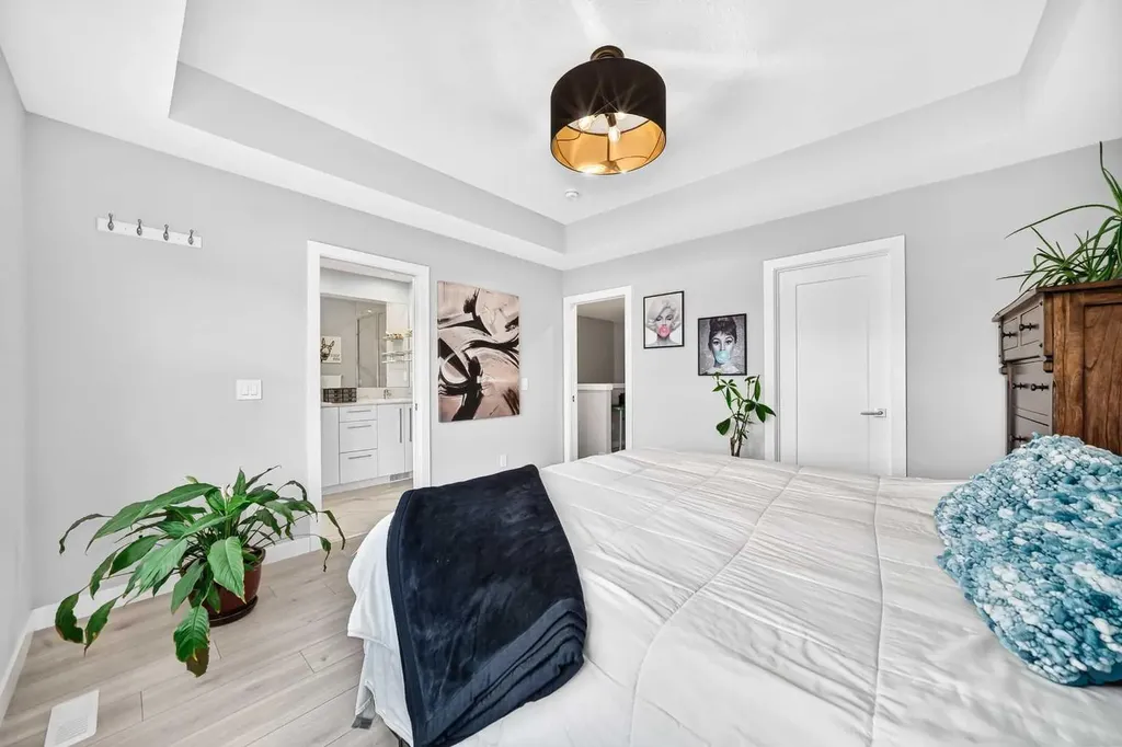456 West Lakeview Drive Chestermere AB T1X 2A4