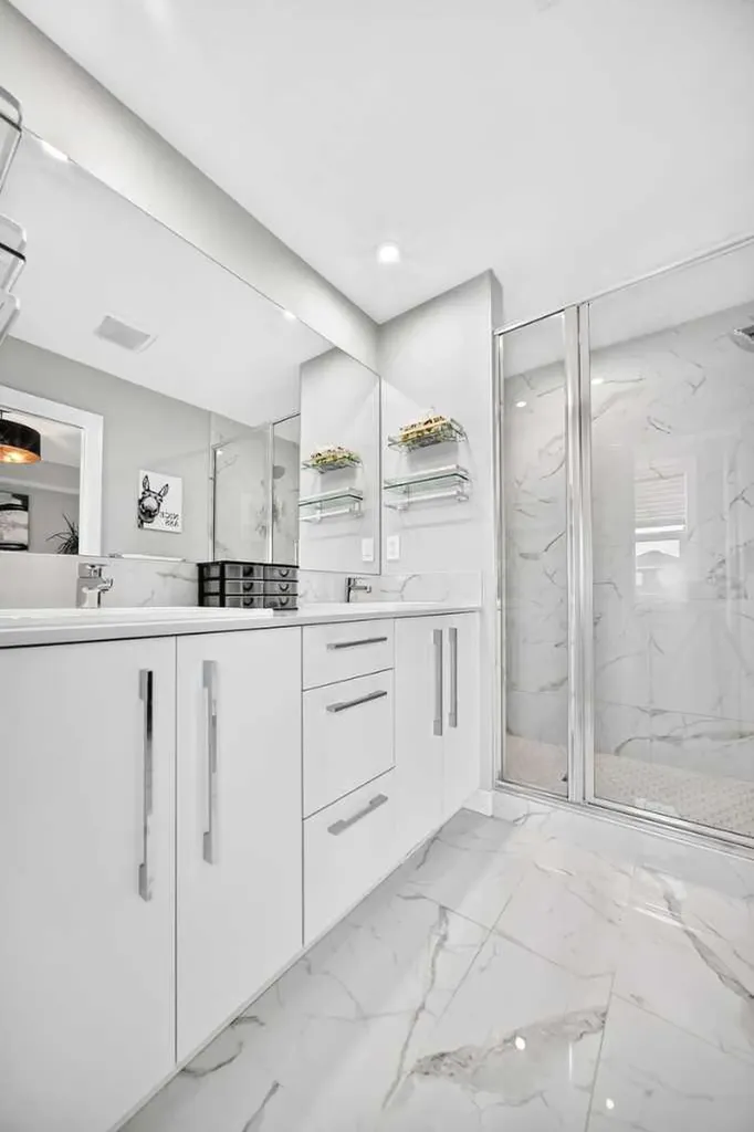 456 West Lakeview Drive Chestermere AB T1X 2A4