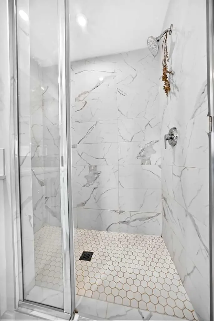 456 West Lakeview Drive Chestermere AB T1X 2A4