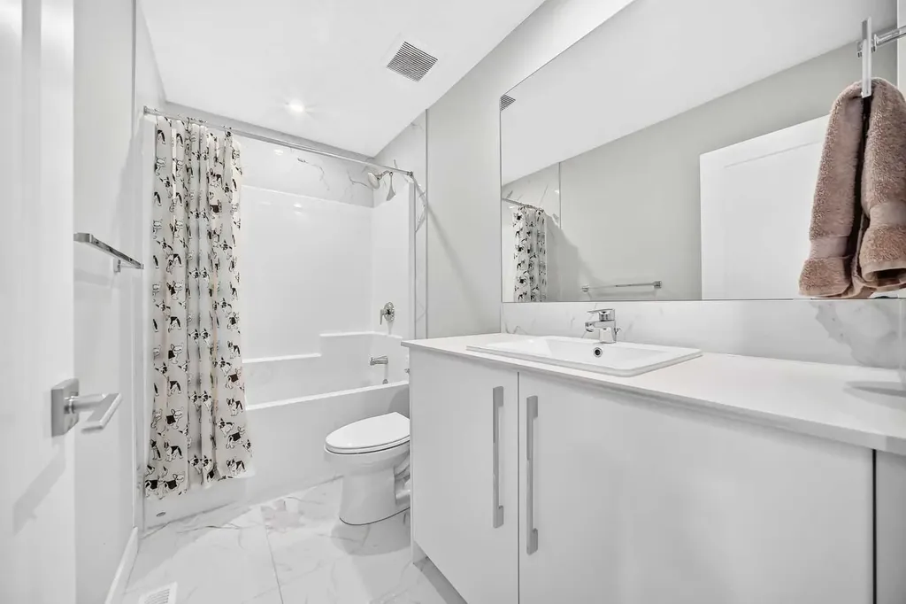 456 West Lakeview Drive Chestermere AB T1X 2A4