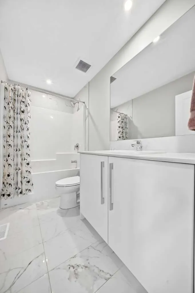 456 West Lakeview Drive Chestermere AB T1X 2A4