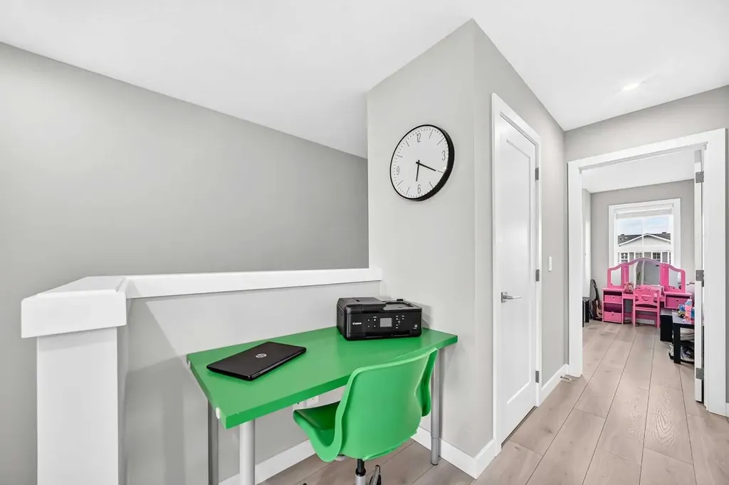 456 West Lakeview Drive Chestermere AB T1X 2A4