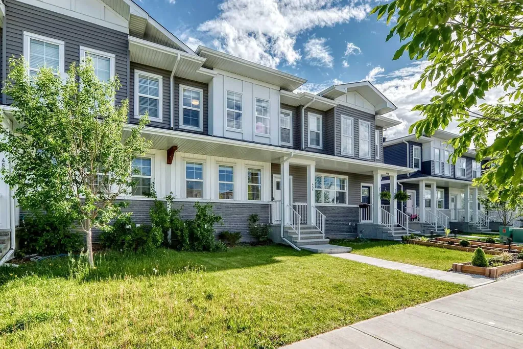 456 West Lakeview Drive Chestermere AB T1X 2A4