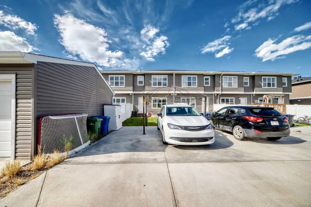 456 West Lakeview Drive Chestermere AB T1X 2A4