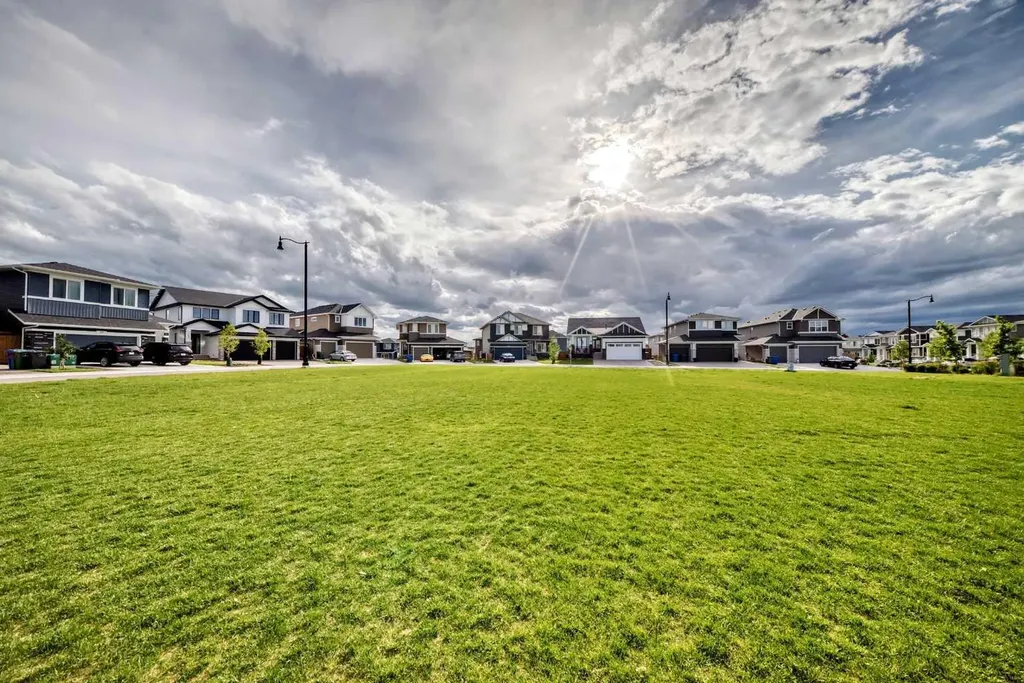 456 West Lakeview Drive Chestermere AB T1X 2A4