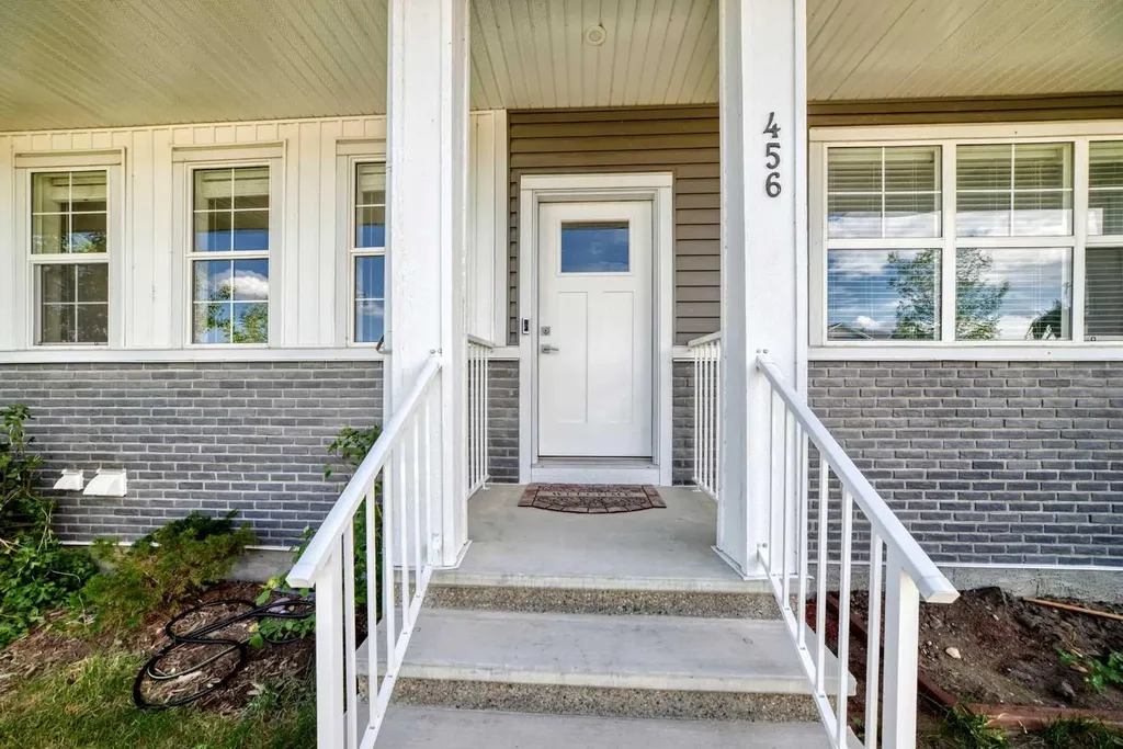 456 West Lakeview Drive Chestermere AB T1X 2A4
