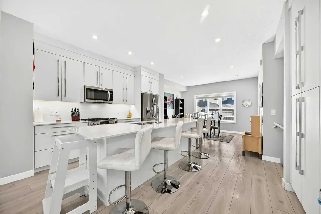 456 West Lakeview Drive Chestermere AB T1X 2A4
