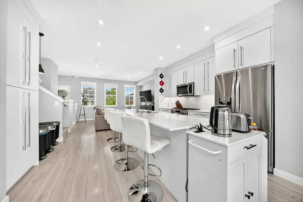 456 West Lakeview Drive Chestermere AB T1X 2A4