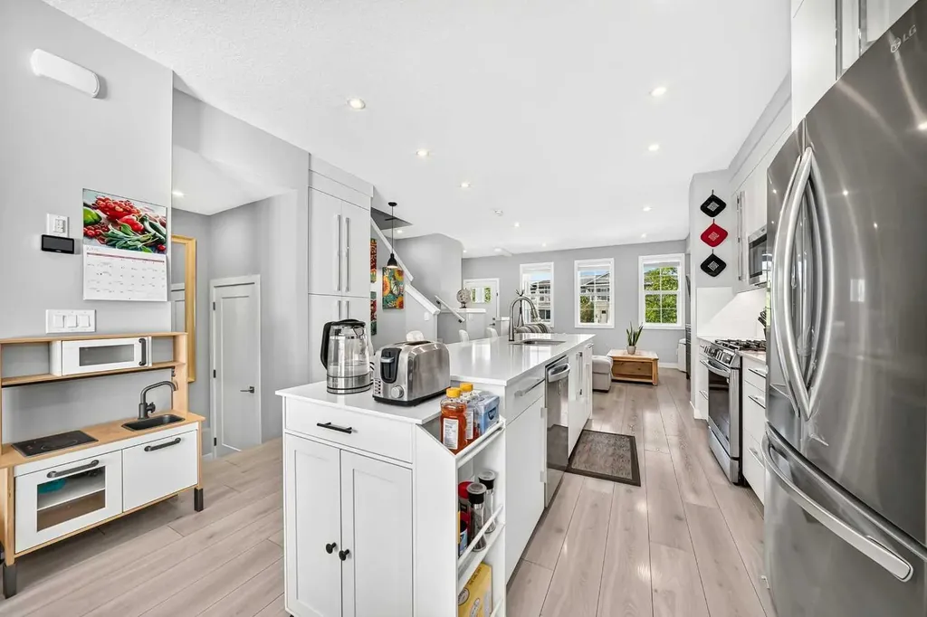 456 West Lakeview Drive Chestermere AB T1X 2A4