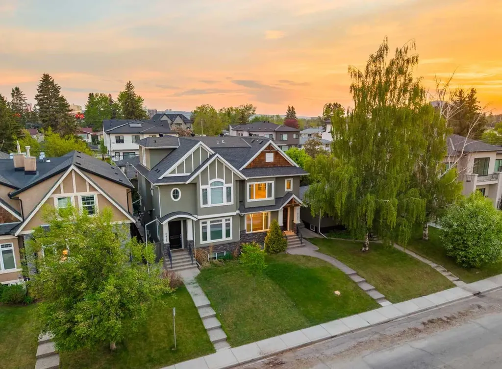 2427 22a Street NW Calgary AB T2M 3X7