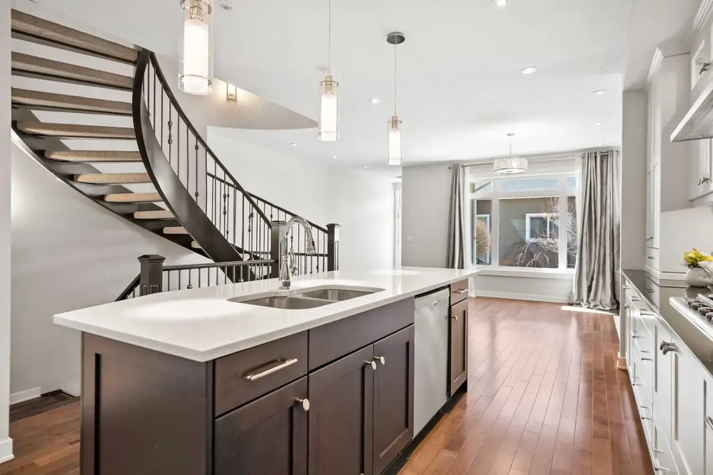 2427 22a Street NW Calgary AB T2M 3X7