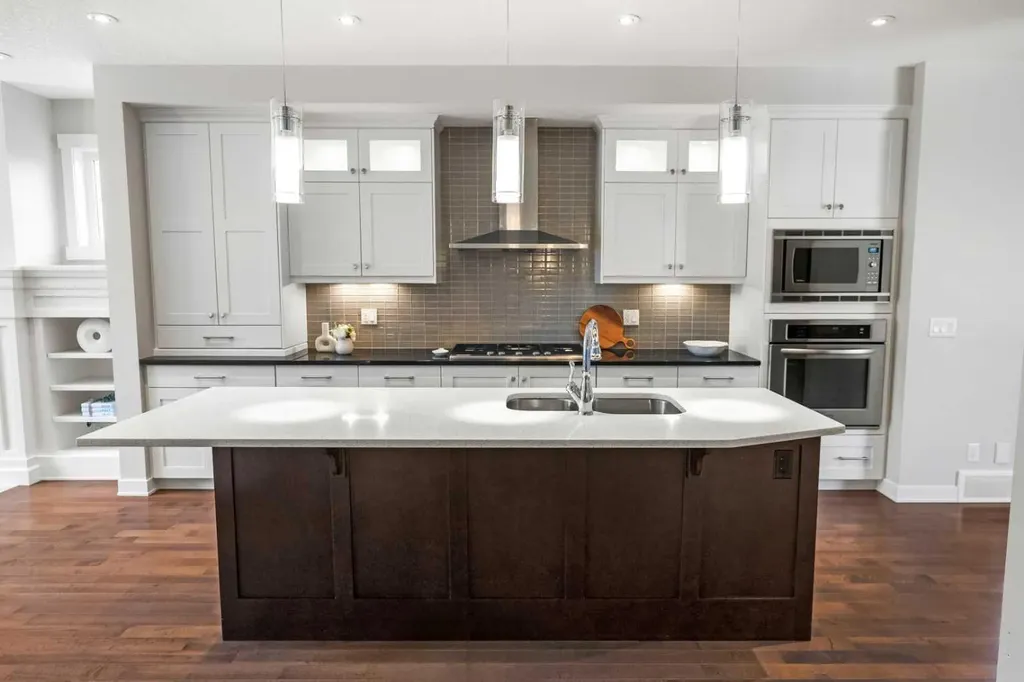 2427 22a Street NW Calgary AB T2M 3X7