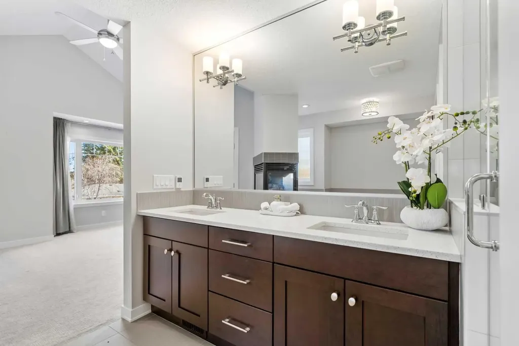 2427 22a Street NW Calgary AB T2M 3X7