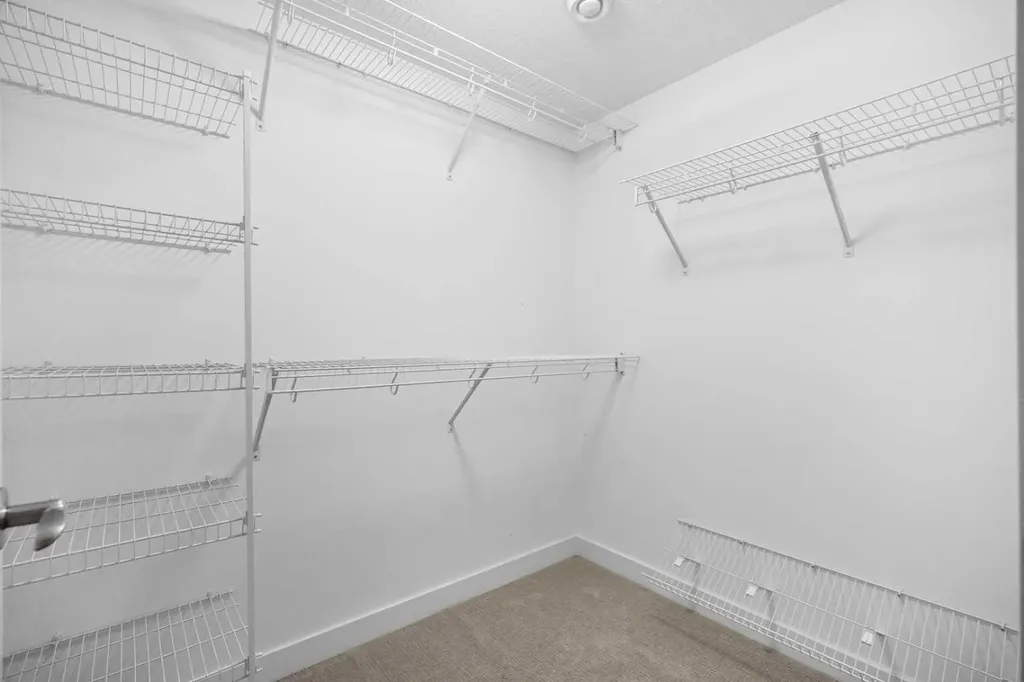 2427 22a Street NW Calgary AB T2M 3X7