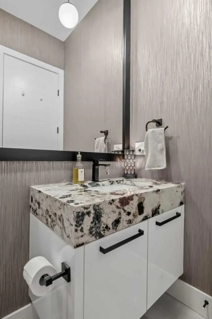 2017 42 Avenue SW Calgary AB T2T 2M8