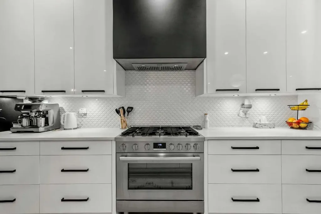 2017 42 Avenue SW Calgary AB T2T 2M8