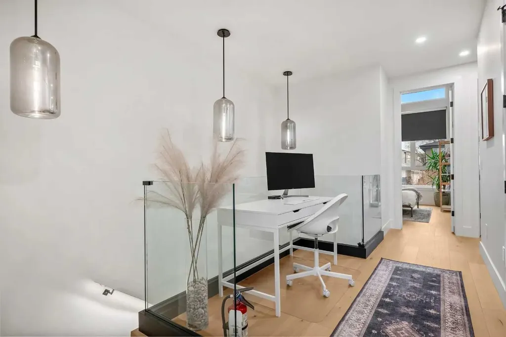 2017 42 Avenue SW Calgary AB T2T 2M8