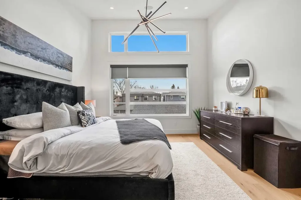 2017 42 Avenue SW Calgary AB T2T 2M8