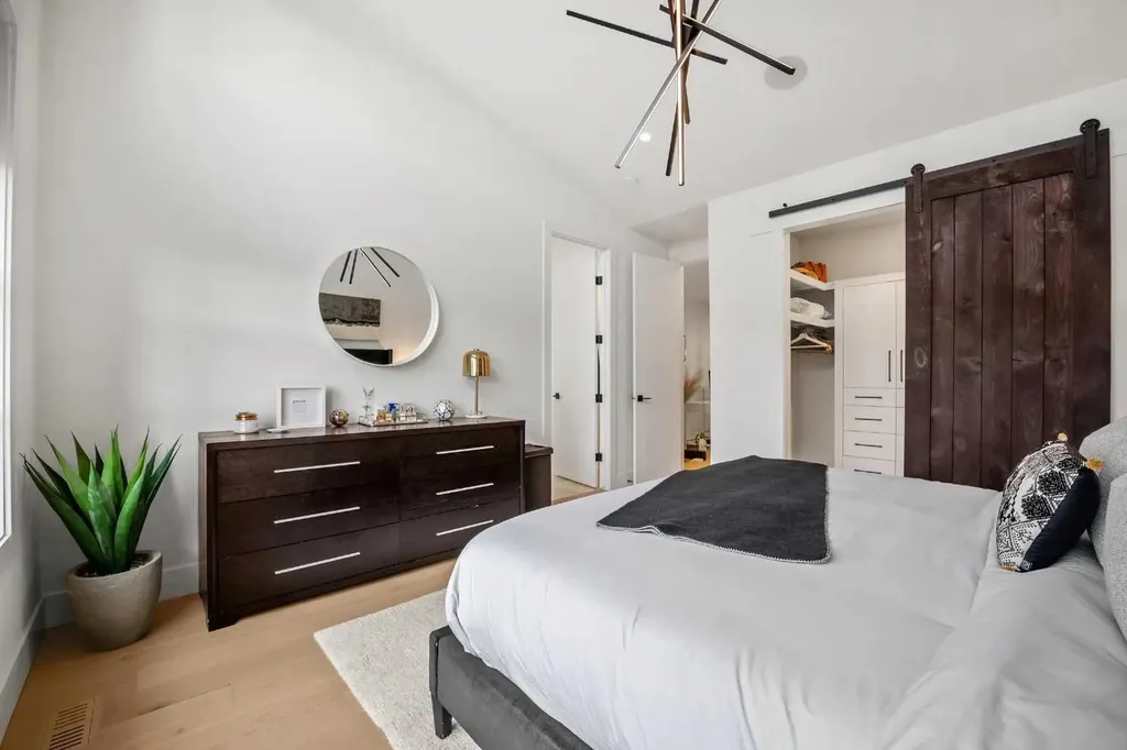 2017 42 Avenue SW Calgary AB T2T 2M8
