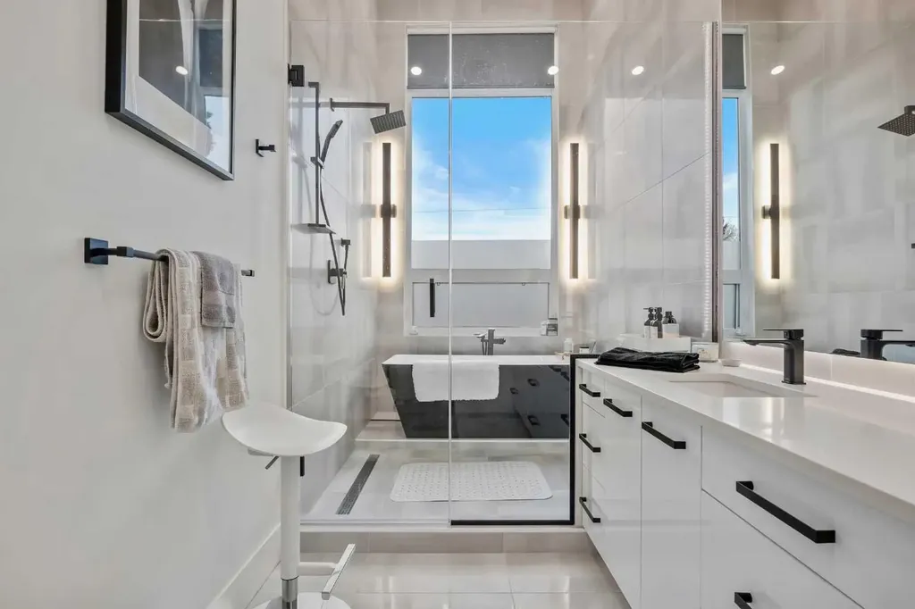2017 42 Avenue SW Calgary AB T2T 2M8