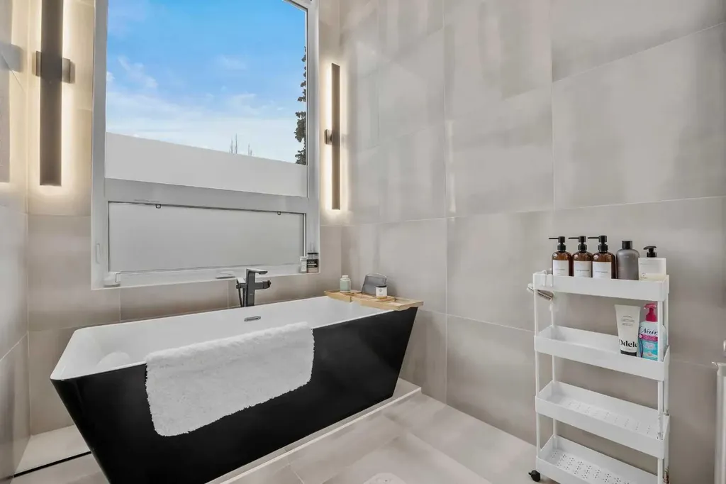 2017 42 Avenue SW Calgary AB T2T 2M8