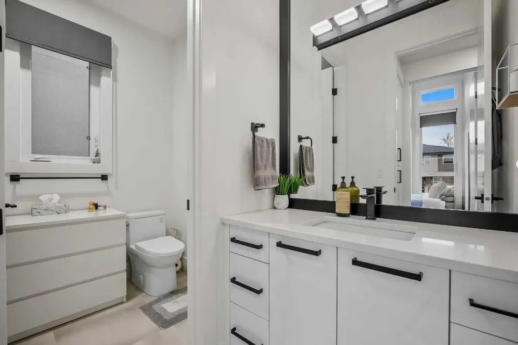 2017 42 Avenue SW Calgary AB T2T 2M8