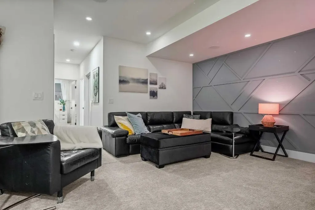 2017 42 Avenue SW Calgary AB T2T 2M8