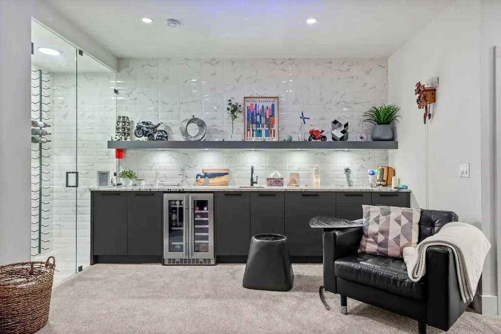 2017 42 Avenue SW Calgary AB T2T 2M8