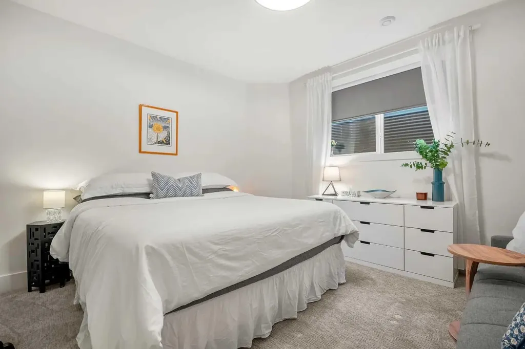 2017 42 Avenue SW Calgary AB T2T 2M8