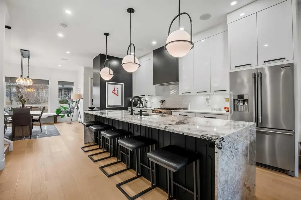 2017 42 Avenue SW Calgary AB T2T 2M8