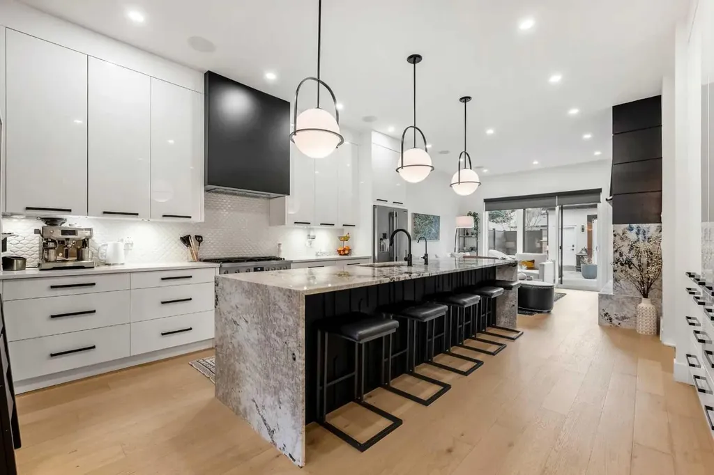 2017 42 Avenue SW Calgary AB T2T 2M8