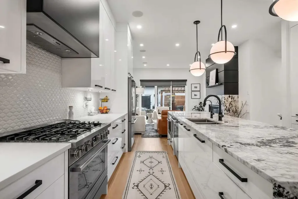 2017 42 Avenue SW Calgary AB T2T 2M8