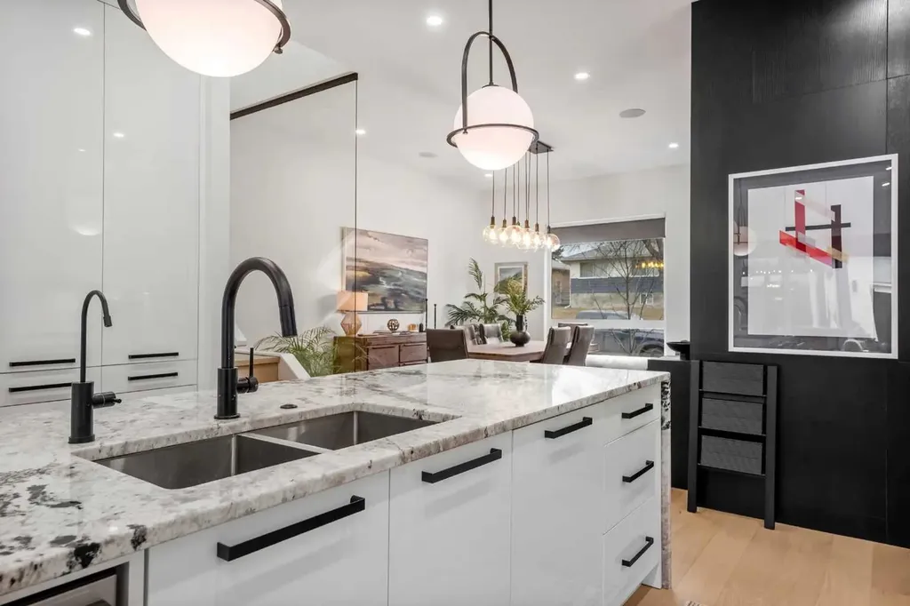 2017 42 Avenue SW Calgary AB T2T 2M8