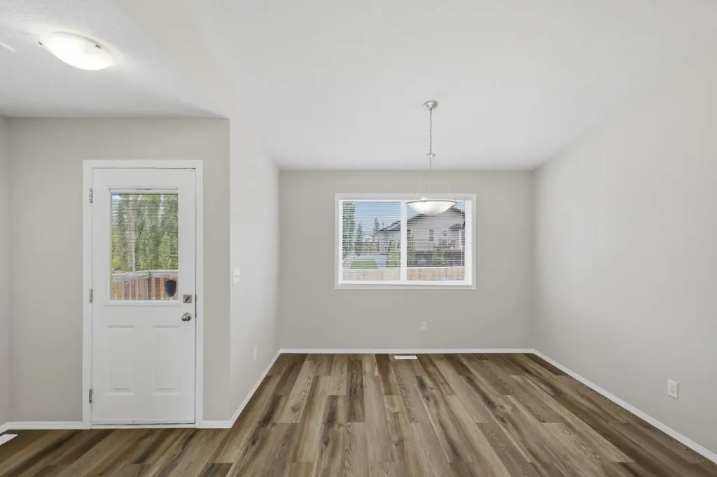 67 Lakeway Boulevard Sylvan Lake AB T4S 2M9